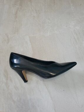 Metaphor Women's Pointed Toe Pump - Black